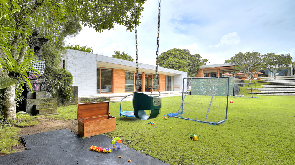 The Iman Villa - Spacious lawn and football area